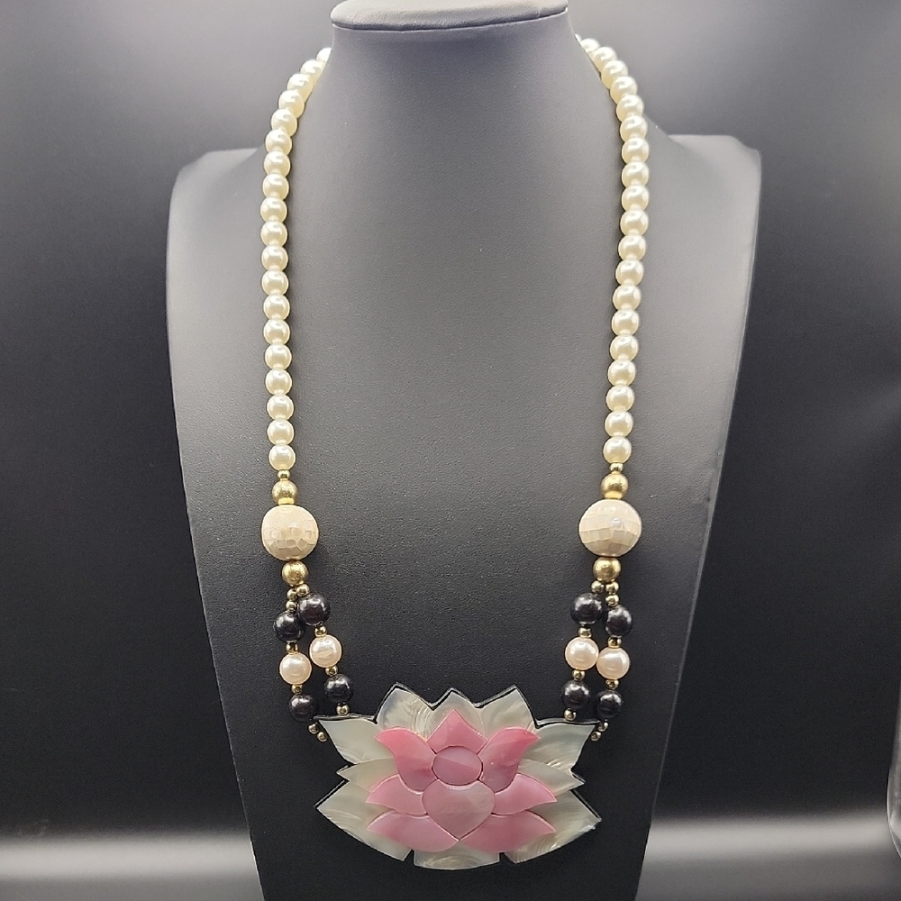 Vtg Unsigned Lee Sands Mother of Pearl Lotus Flower Necklace Pink White Shell